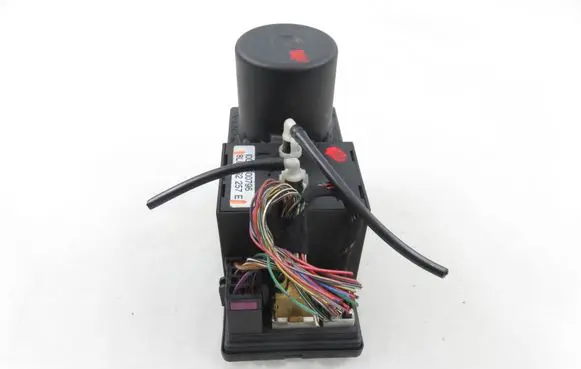 Audi A4 S4 B5 8D Central locking vacuum pump 8L0862257E