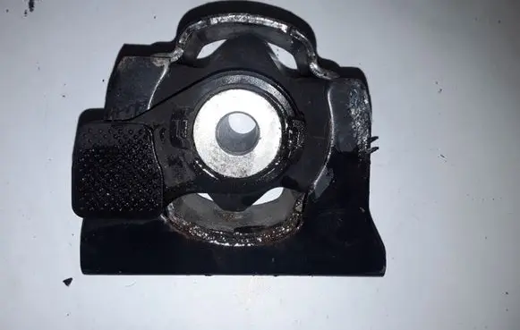 Toyota RAV 4 (XA40) Engine mount bracket NOCODE