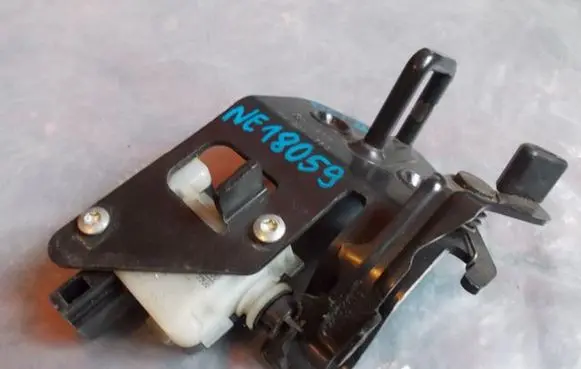 Skoda Octavia Mk2 (1Z) Loading door lock loop/hook striker 