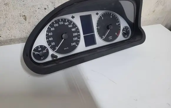 Speedometer (instrument cluster)
