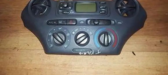 Toyota Yaris Windscreen/window heater switch