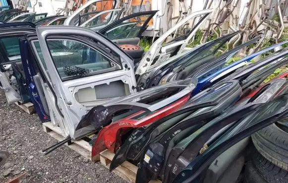 Mitsubishi Carisma Front door