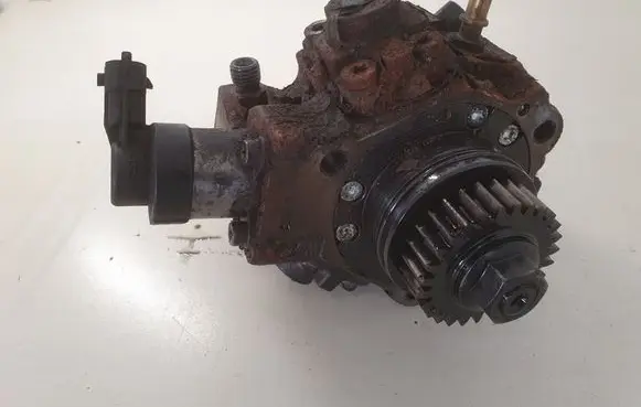 Opel Vivaro Fuel injection high pressure pump 95521602