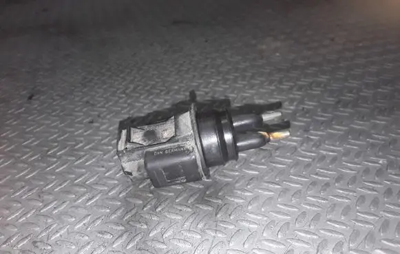 Volkswagen PASSAT B5.5 Windshield washer fluid level sensor 