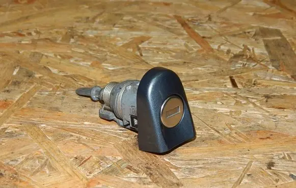Volkswagen Multivan T5 Front door lock (next to the handle)