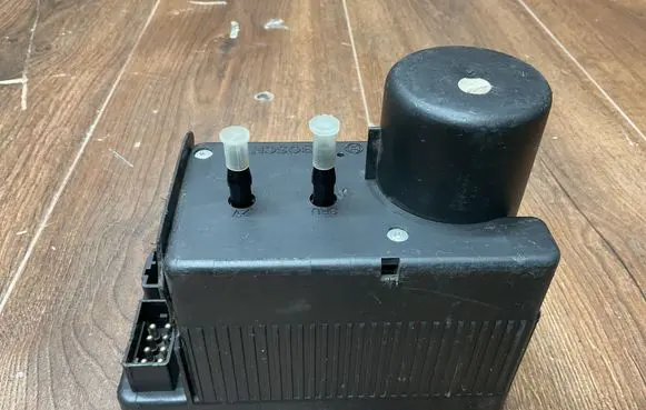 Mercedes-Benz C AMG W202 Central locking vacuum pump 2028001548