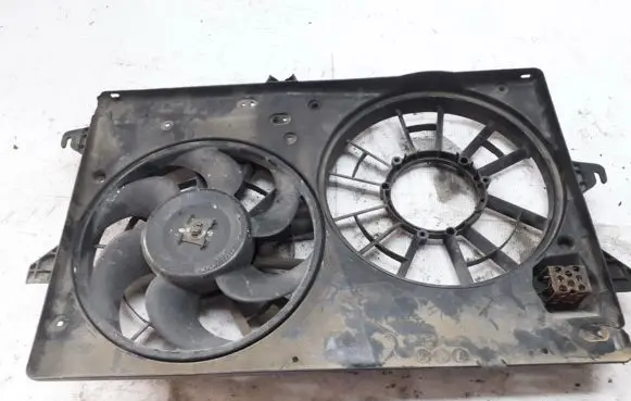 Radiator cooling fan shroud
