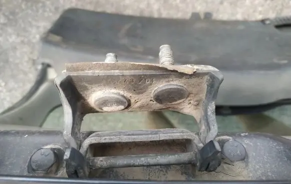 Volvo V50 Tailgate/trunk/boot hinge