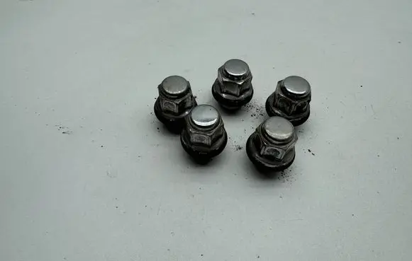 Toyota Avensis T270 Nuts/bolts 