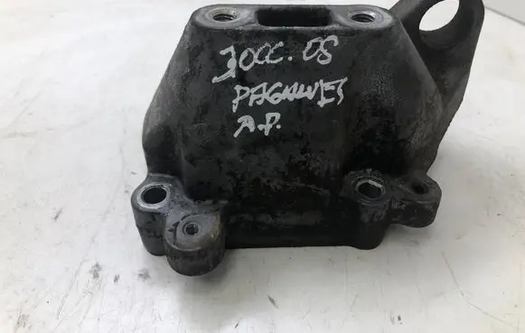 Chrysler 300 - 300C Engine mount bracket