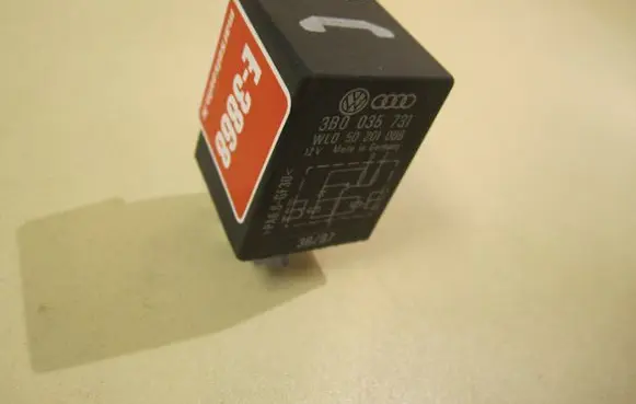 Volkswagen PASSAT B5.5 Other relay 3B0035731
