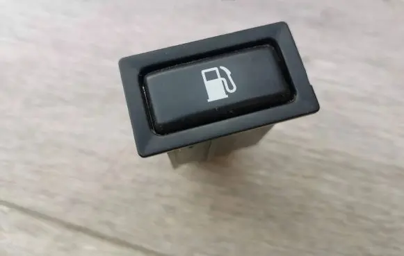 Toyota Avensis T250 Fuel tank opening switch 156795