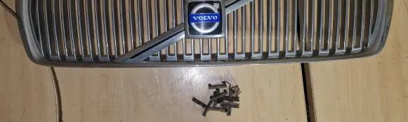 Volvo V70 Front bumper upper radiator grill