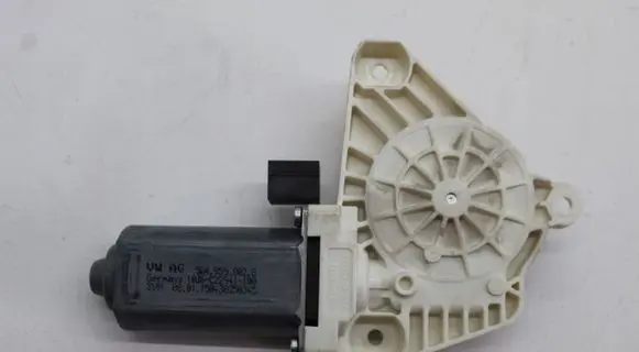 Volkswagen PASSAT B8 Front door window regulator motor 5Q4959802B