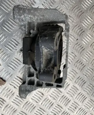 Volvo V50 Engine mount bracket