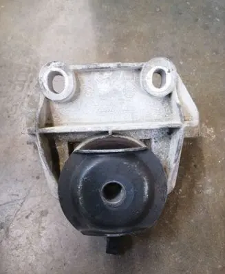 Engine mount bracket