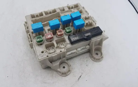 Toyota Previa (XR30, XR40) II Fuse module 8922128140