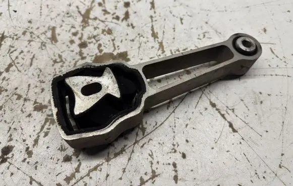 Volvo S80 Engine mount bracket 