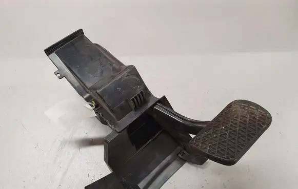 Mercedes-Benz C W203 Brake pedal A2032900401 020660233ABL