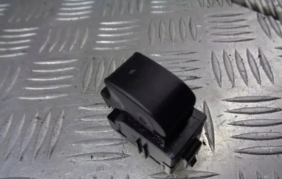 Toyota Avensis T250 Quarter vent window switch 84810-05050