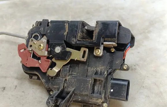 Audi A4 S4 B6 8E 8H Front door lock 8E1837016C