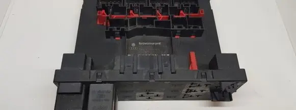 Volkswagen Touran I Fuse module 8P0907279A