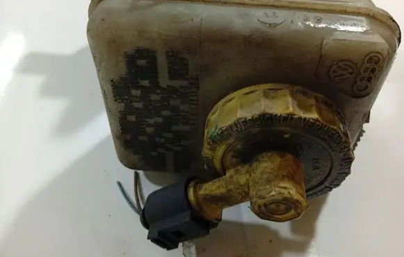 Brake fluid reservoir
