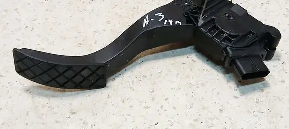 Accelerator throttle pedal