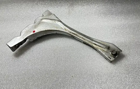 Audi A6 S6 C5 4B Fender mounting bracket 4B0821136A