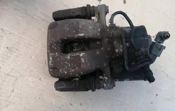 Volkswagen PASSAT B6 Rear brake caliper