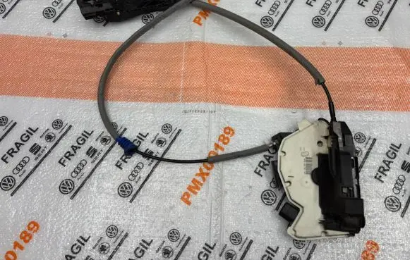 Volkswagen Up Front door lock 1S1837016B