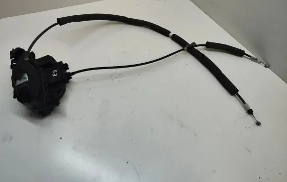 Nissan Juke I F15 Front door lock