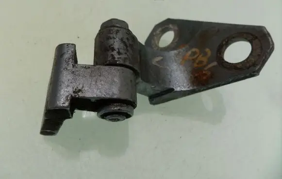 Volkswagen PASSAT B6 Front door upper hinge