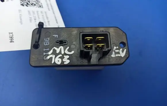Mercedes-Benz ML W163 Heater blower fan relay 9B113