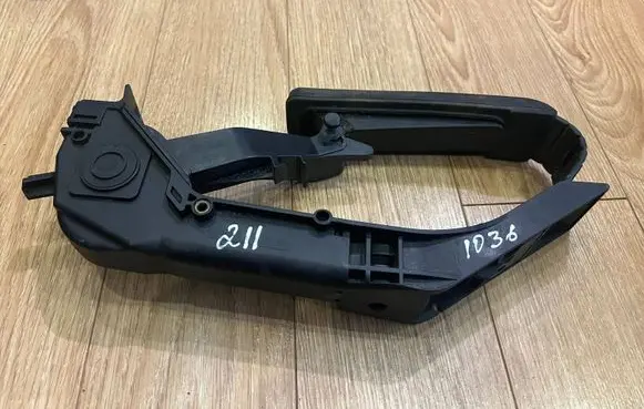 Mercedes-Benz E W211 Accelerator throttle pedal a2113000504