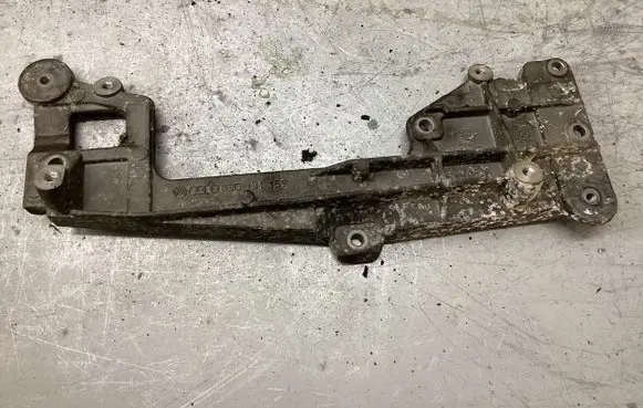 Skoda Octavia Mk2 (1Z) Engine mounting bracket 03G131159