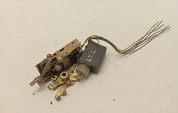 Volkswagen II LT Front door lock 9017200535