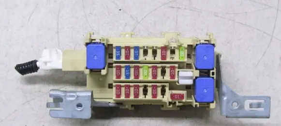 Nissan Juke I F15 Fuse module