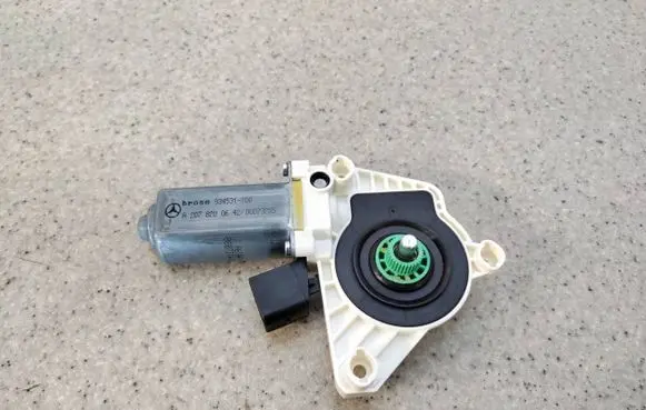 Mercedes-Benz CLS C218 X218 Front door window regulator motor A2078200642