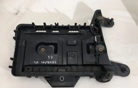 Volkswagen Touran II Battery tray 1K0915333