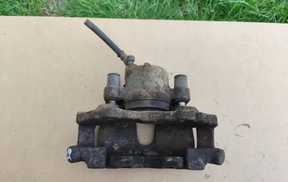 Mazda 3 II Front brake caliper 705