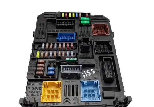 Peugeot 3008 II Fuse module 9830813080