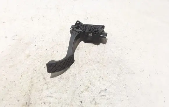 Accelerator throttle pedal