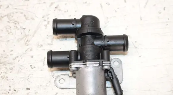 Volkswagen PASSAT B8 Coolant heater control valve 5Q0906457C