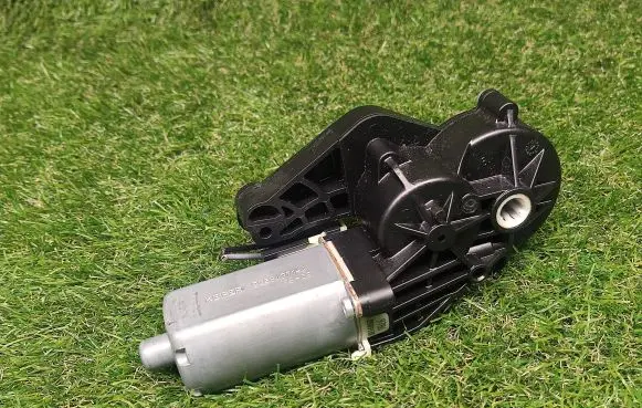 Mercedes-Benz E W212 Seat adjustment motor 825843714 0390203367