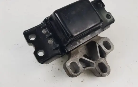 Volkswagen PASSAT B6 Engine mount bracket 3C0199555
