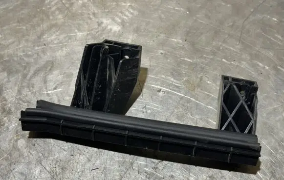 Citroen C4 III e-C4 Rear door windshield rail 9832714880