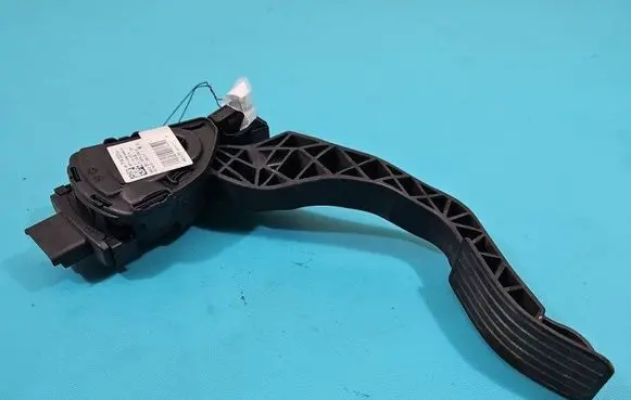 Accelerator throttle pedal