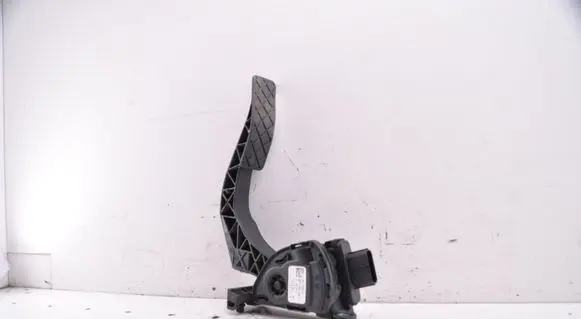 Accelerator throttle pedal