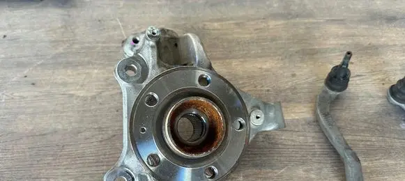 Volvo XC40 Front wheel hub spindle knuckle 32246335